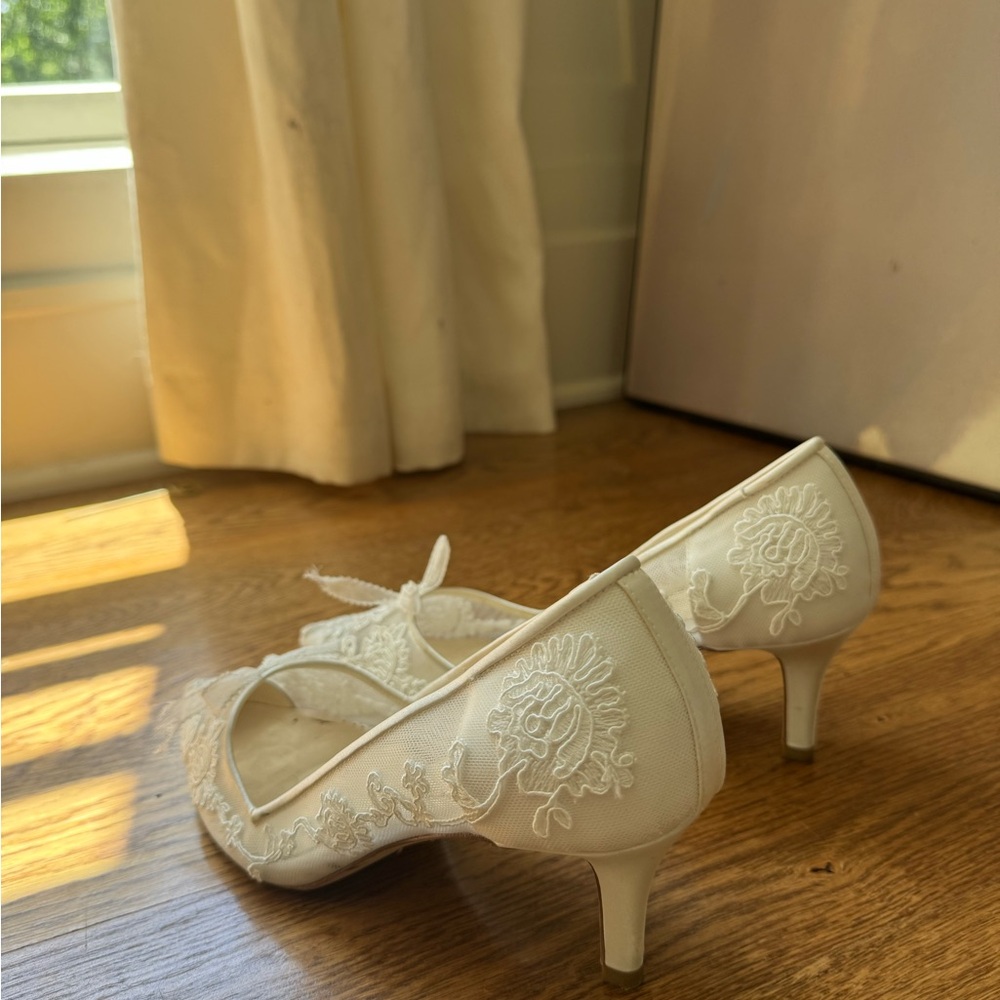Bella Belle MONICA
Floral Lace Embroidered Ivory Bridal Kitten Heels Size 7 - Picture 8 of 14